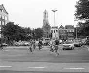 857352 Afbeelding van de verkeersdrukte op de hoek van de Neude en de Potterstraat te Utrecht.
